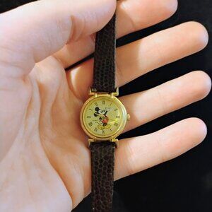 Vintage Mickey Mouse watch **needs battery**